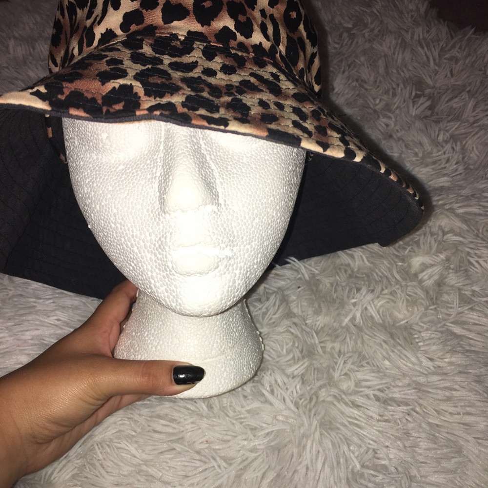 Women’s reversible cheetah/black (bucket) hat